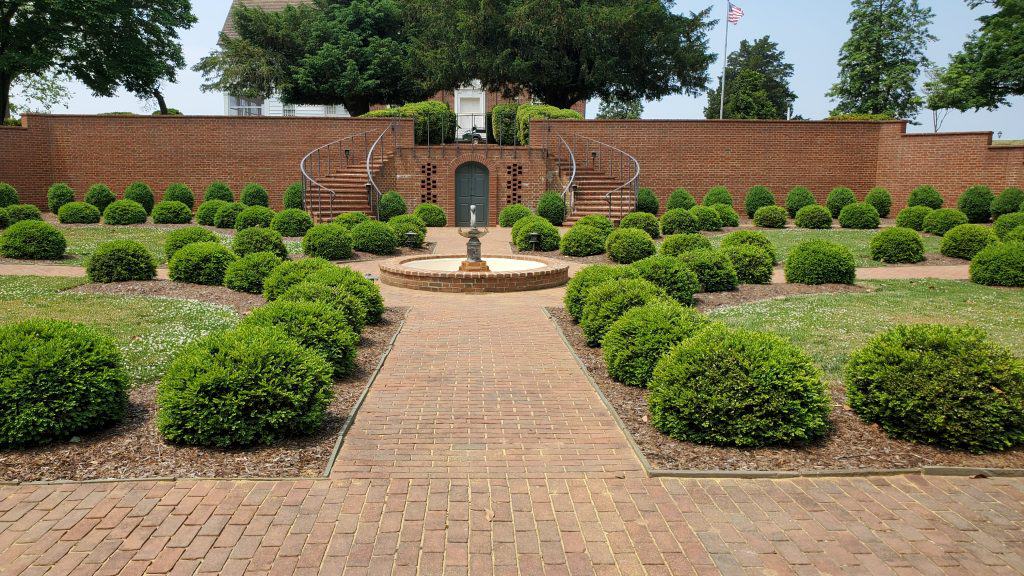 Topiary garden at Mount Harmong Plantation, Earlville ND